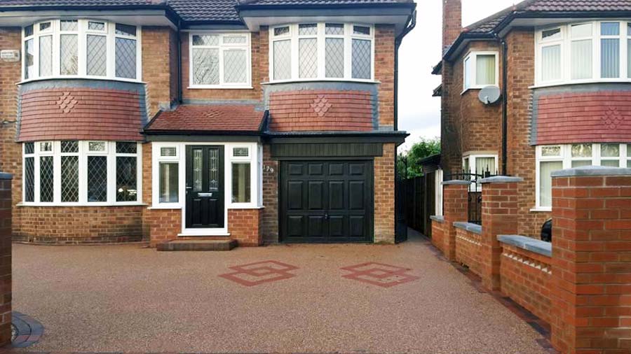 Patterns in a resin driveway in Hertfordshire